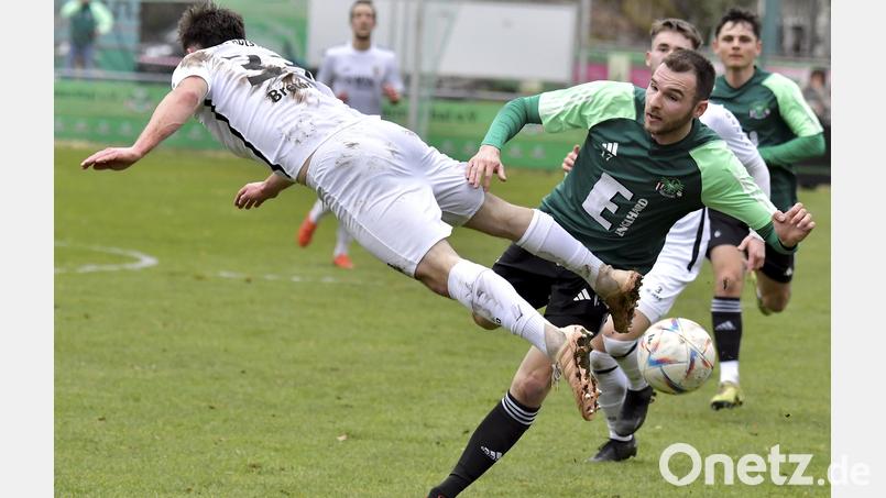 Abgehoben: Daniel Gömmel (rechts) muss sich in dieser Szene mit &quot;Überflieger&quot; Tom Bretorius vom TSV Abtswind auseinandersetzen. Bild: Hubert Ziegler