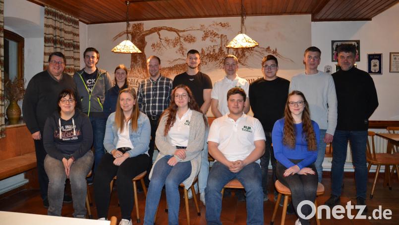 Die Landjugend (KLJB) Tröbes wird von einer neugewählten Vorstandschaft geführt mit Christina Feil (vorne, Mitte) an der Spitze, zweitem Vorsitzenden Michael Feneis (vorne, Zweiter von rechts), Kassier Kerstin Hofmeister und Schriftführerin Katharina Bayer (von links). Dazu gratulieren Pfarrer Udo Klösel (links) und Zweiter Bürgermeister Bernhard Rom (rechts). Bild: gi
