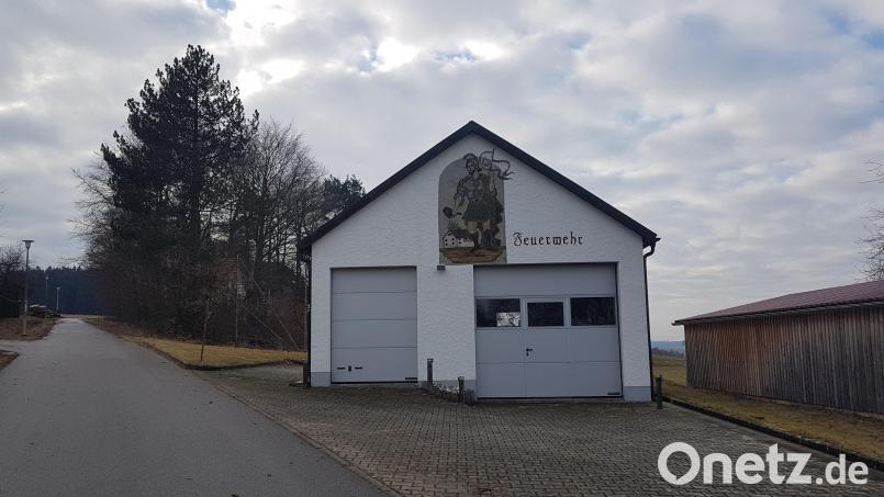 Das Feuerwehrhaus Ödpielmannsberg grenzt hinter der Bepflanzung mit Bäumen direkt an das Wanderheim des OWV Weiden mit rund 40 Schlafplätzen an. Der Ortsfeuerwehr kommt dadurch im Ernstfall eine große Bedeutung zu. Bild: gi