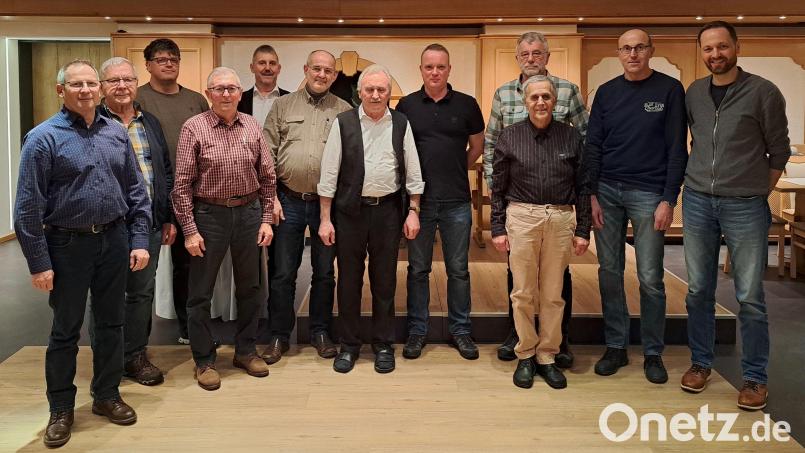 Nach den Wahlen beim Männergesangverein Högen: (von links: Manfred Herrmann, Richard Dehling, Christian Heldrich, Georg Schmid, Bürgermeister Reiner Pickel, Chorleiter Gerhard Neubauer, Vorsitzender Hans-Werner Haas, Benjamin Heuchel, Harald Schmidt (hinten), der neue Kassier Berthold Herbrecht, Walter Schramm und Thomas Dotzler. Bild: glb