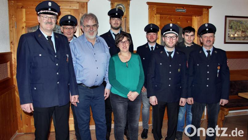 Wolfgang Lehnerer (vorne, Zweiter von links) freut sich mit Gattin Angela über den Geburtstagsbesuch der Feuerwehr Kirchenreinbach. Bild: ds