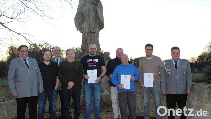 Ehrungen bei den Soldaten und Reservisten in Michelfeld: (von links) Zweiter Vorsitzender Ludwig Wittmann, Christian Begalke, Michael von der Grün, Peter Gradl, Thomas Hofmann, Werner Meisel, Anton Deinzer, Alfred Neubauer und Erster Vorsitzender Uwe Fischer. Bild: Michaela Fischer/exb