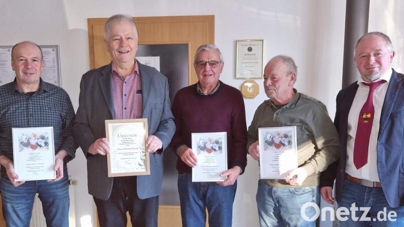 Treue Mitglieder ehrt der Geflügelzuchtverein Schnaittenbach-Hirschau (von links): Peter Heindl (50 Jahre), Reinhold Strobl (60 Jahre), Michael Kumeth (50 Jahre), Ehrenvorsitzender Erwin Singer und Vorsitzender Gerhard Heindl. Bild: u