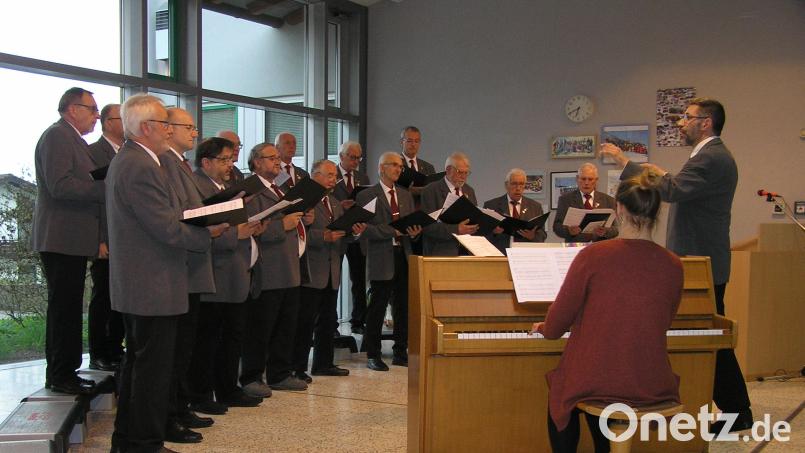 Höhepunkt des vergangenen Jahres war für den Männergesangverein Neusorg das 70. Jubiläum. Die Sänger stimmten unter der Leitung von Siegbert Filbinger und zur Klavierbegleitung von Nina Reinke bei der Feier ihre Lieder an. Archivbild: öt