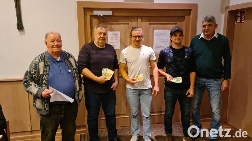 Über Erfolg beim DJK Preisschafkopf freuten sich der Viertplatzierte Josef Wirl, die beiden Gesamtsieger Josef Weiß und Erik Püttner, der Drittplatzierte Bernd Dippl und Vorsitzender Roman Kastl. Bild: sne