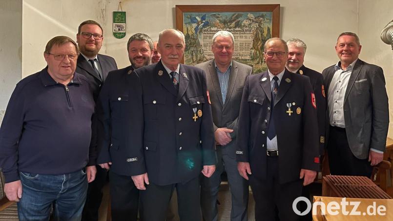 Die Feuerwehr Zogenreuth ehrt langjährige Mitglieder: (von links) Günther Grüner, Vorsitzender Markus Neukam, Zweiter Kommandant Thorsten Deiml, Karl Wiesent, Landrat Richard Reisinger, Peter Schreg, Kreisbrandinspektor Hans Sperber und Bürgermeister Joachim Neuß. Bild: Johannes Trenz/exb