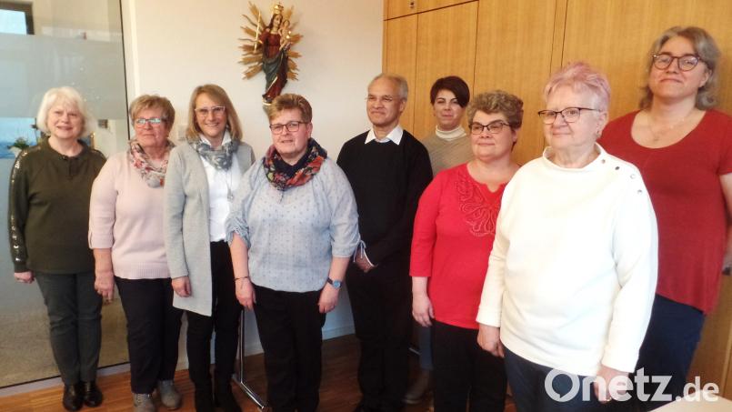 Der neue Vorstand des Katholischen Frauenbundes Kohlberg mit (von links) Schriftführerin Johanna Fischer, Schatzmeisterin Edith List, Andrea Schwarz und Beate Heumann als Vorsitzende, Pfarrer Varghese Puthenchira und die Beisitzerinnen Carina Eckmeder, Andrea Merkl, Ute Röber sowie Andrea Gagulic. Bild: jml