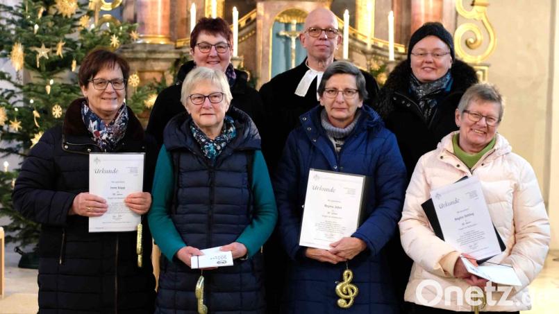 Bei den Ehrungen in der Pfarrkirche St. Veit: (vorne von links) Irene Kopp, Anni Luber, Regina Jobst und Brigitte Dehling; (hinten von links) Roswitha Herbst, Pfarrer Thomas Schertel und Chorleiterin Julia Schmidt. Bild: no
