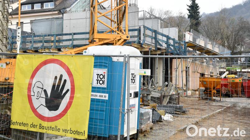 So sieht es derzeit an der Hellstraße in Amberg aus. Das Seniorenheim der Diakonie ist im hinteren Bereich noch immer einer Baustelle. Bild: Petra Hartl