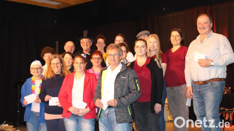 Die Vertreter der gemeinnützigen Organisationen bedanken sich bei der Spendenübergabe bei den Mitwirkenden der Theatergruppe Tiefenbach und Vorsitzendem Ludwig Prögler. Bild: Scherr/exb