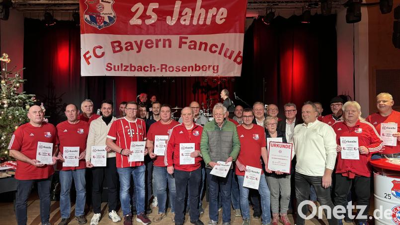 Die Jubilare des FC-Bayern-Fanclubs mit Landrat Richard Reisinger, Bürgermeister Michael Göth und Fandialog-Sprecher Marcus Fritsch. Bild: FC-Bayern-Fanclub Sulzbach-Rosenberg/exb