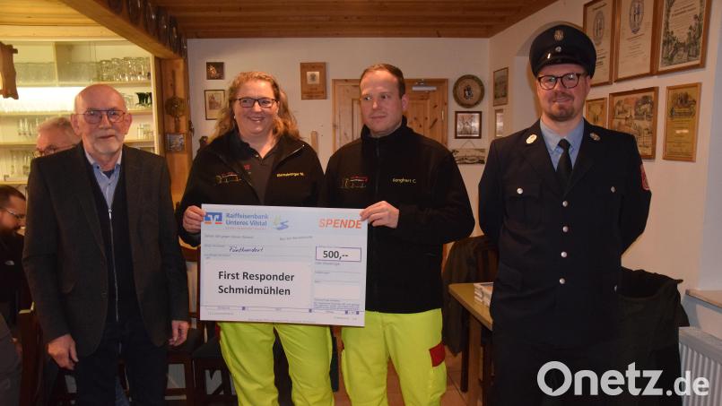 Der Männergesangverein Liederkranz unterstützt die First Responder in Schmidmühlen mit einer Spende von 500 Euro (von links): Vorsitzender Ernst Lesser, Monika Ehrnsberger und Christian Renghart von First Responder sowie Pit Rogga von der Feuerwehr Schmidmühlen. Bild: bö
