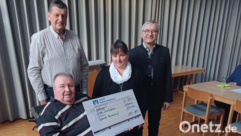 Der Krankenpflegeverein Fensterbach spendet 800 Euro an die Caritassozialstation Nabburg. Bild: Franz Ziegelmeier/exb