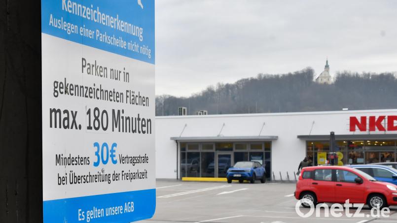 Die Maximalparkdauer in den Oberpfalz-Arkaden wurde mittlerweile von 120 auf 180 Minuten erhöht. Wer genau hinsieht, erkennt, dass ein Aufkleber mit der Zahl 180 nachträglich angebracht wurde. Doch ob die Überwachung der Maximalparkdauer technisch einwandfrei funktioniert, daran gibt es mittlerweile begründete Zweifel. Bild: Petra Hartl