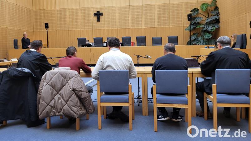 Die beiden Angeklagten warten mit Dolmetscher und den beiden Verteidigern Stephan Gesierich (links) und Stephan Schütz auf das Gericht. Bild: Würth, Wolfgang