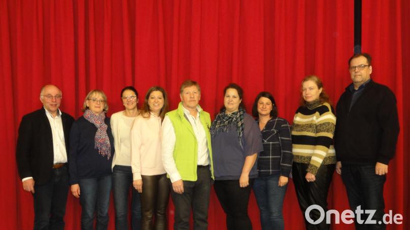 Die neu gewählte Führungsmannschaft des Obst- und Gartenbauvereins Speinshart mit Bürgermeister und Kreisvorsitzenden Albert Nickl: (von links) Regina Schmidt (Ortsdelegierte neu) Carmen Schedl (Jugendarbeit), Marina Diepold (Ortsdelegierte neu) Josef Höllerl (Vorsitzender), Tanja Schertler (stellvertretende Vorsitzende neu), Christine Hefner (Ortsdelegierte), Cornelia Neukam (Ortsdelegierte) und Kassier Peter Rupprecht neu) Christa Hösl (Schriftführerin) fehlt verhindert. Bild: jhö