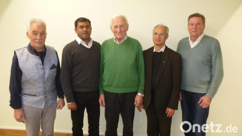 Pfarrgemeinderatssprecher Wolfgang Krauß (links) würdigt Alfons Bogner (Mitte). Ihm danken auch (von links) Pater Prince, Pfarrer Varghese Puthenchira und Kirchenpfleger Hans Wolfram. Bild: bk