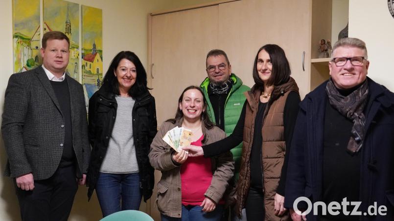 Der Pfarrgemeinderat Kemnath hatte zu einem Weinfest eingeladen. Den Erlös von 400 Euro übergaben Peter Daschner, Sprecherin Martina Memmel (von rechts) und Pfarrer Thomas Kraus (links) an Carolin Weber-Bittner, Carola Müller und Gerd Kraitzek (von links) von der Tafel in Kemnath. Bild: Pfarrei Kemnath/exb