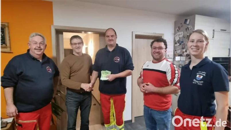 Die Vertreter der Königsteiner First Responder freuten sich über die 500-Euro-Spende der Dorfgemeinschaft Hannesreuth. Bild: lei