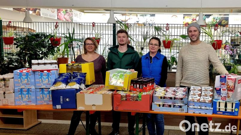 Barbara Neuber, Josef Dantl, Diana Hermann (Geschäftsführerin Tafel Weiden-Neustadt) und Jens Simon bei der Übergabe der Spenden. Bild: exb/Jens Simon