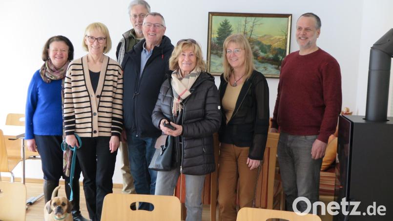 Im Gemeinschaftsraum des Wohnprojekts: (von links) Vorstandsmitglied Marianne Deml, Regina Suttner, Vorsitzende des Seniorenbeirats des Landkreises Schwandorf, Anton Zizler, Vorsitzender Tourismus- und Kulturverein Wackersdorf, Helmut Kramer, stellvertretender Vorsitzender des Seniorenbeirats im Landkreis Schwandorf, Erika Rathgeb, Vorsitzende des Seniorenbeirats Steinberg am See, Cornelia Kiener von der Seniorenfachstelle des Landkreises Schwandorf und Markus Sowa, Mitglied des Vorstandes der &quot;9buerger eG&quot;. Bild: Seniorenbeirat/exb