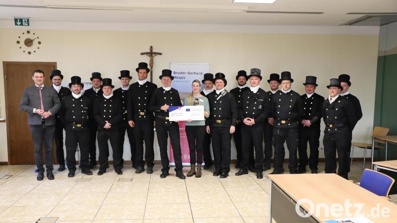 Obermeister Peter Wilhelm übergibt den Spendenscheck an Katharina Salbeck im Beisein von Landrat Thomas Ebeling (links) und den Vertretenden der Kaminkehrer-Innung. Bild: Paul Bürcky/exb