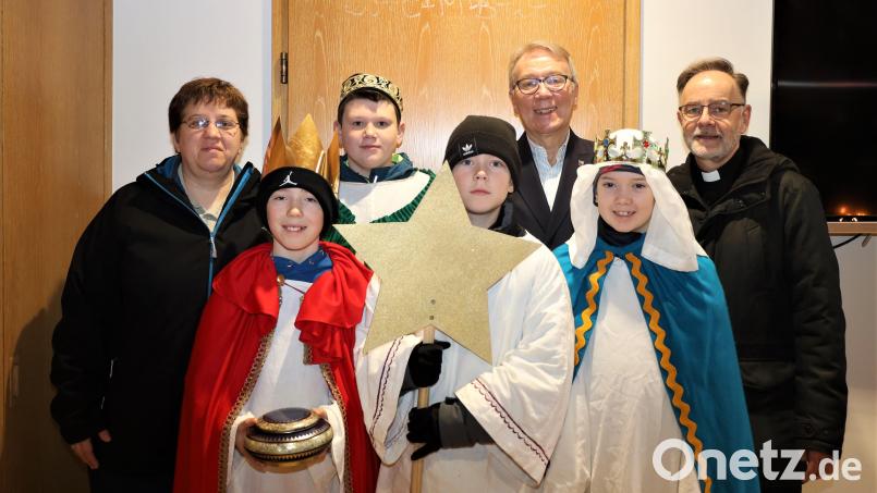 Die Ministranten der Pfarrei St. Josef überbringen als Sternsinger Gottes Segen im Rathaus. Bild: Pressestelle Stadt Weiden/exb