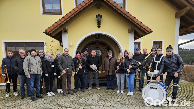 Ein Ständchen am Neujahrstag erhielt unter anderem Bürgermeister Alfred Stier (Neunter von rechts). Mit dabei war Dirigent Christian Pecher (Zehnter von rechts) und Vorsitzender Klaus Sladky (Dritter von links) von der Blaskapelle Thanhausen. Bild: rdh