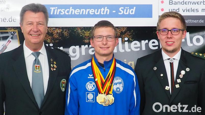 Der Teilnehmer an den Luftdruck-Europameisterschaften in Ungarn, Florian Beer (Mitte), beim Empfang im Mähringer Schützenheim anlässlich seiner Erfolge bei den letztjährigen deutschen Meisterschaften zusammen mit Gauschützenmeister Manfred Zölch vom Stiftlandgau (links) und dem Vorsitzenden der Mähringer Linda-Schützen Martin Riedl. Archivbild: kro