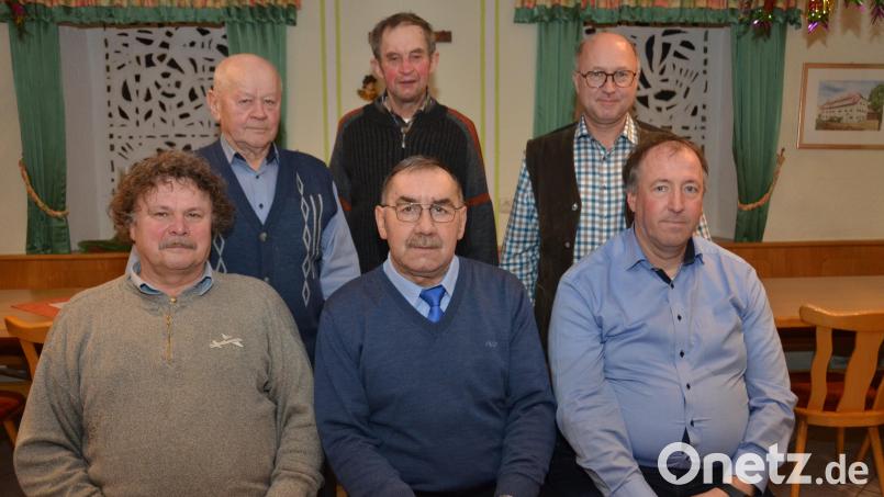 Georg Rupprecht (links) wechselt an die Spitze der MMC-Vohenstrauß. Konrad Uschold (sitzend, Mitte) ist sein Stellvertreter und Pfarrvikar Ronald Liesaus (rechts) wird zum Pfarrpräses bestimmt. Gunter Ferazin (hinten, rechts) kümmert sich um die Kasse und Georg Mages (Mitte) und Albert Kulzer (links) prüfen die Kasse. Bild: dob