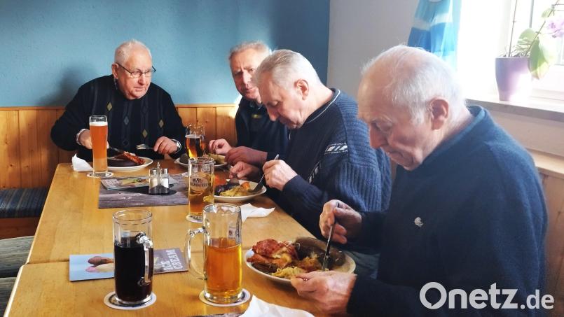 Immer noch ist eine &quot;Schlachtschüssel&quot; im Speiseplan eine geschätzte Abwechslung. Auch die Senioren der Pfarrei Speinshart genießen im Gasthaus Schmid in Tremmersdorf das deftige Gericht. Bild: do