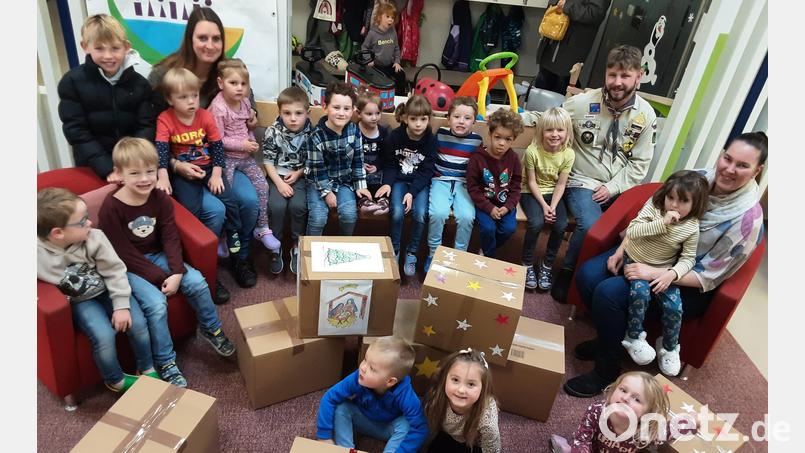 Kinderoase packt für Weihnachtstrucker Bild: wrm
