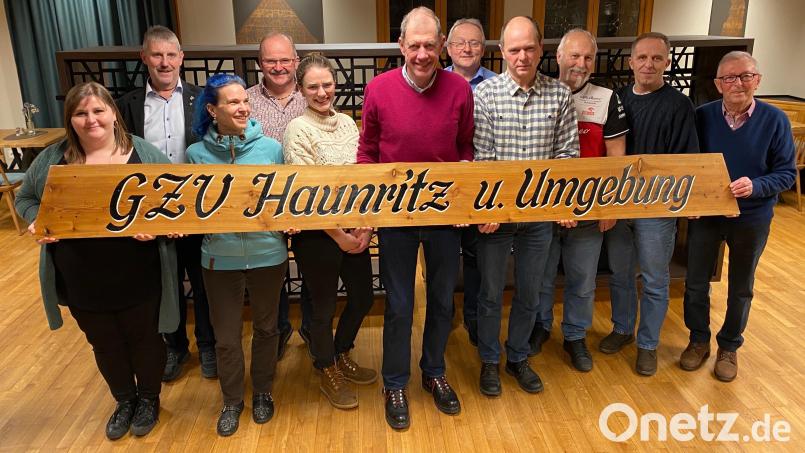 Nach den Wahlen: 1. Kassierin Sigrid Pilhofer, Bürgermeister Reiner Pickel, Ringwartin Susanne Klos, Jugendbeauftragter Robert Pilhofer, Website-Beauftragte Nadine Götz, 1. Vorsitzender Fabian Bräutigam, Vereinsmeister Oswald Pilhofer, 2. Kassier Peter Appel, 2. Hühnerzuchtwart Karl-Heinz Meixner, Taubenzuchtwart Gerd Polster und Ehrenmitglied Georg Schmid. Bild: glb