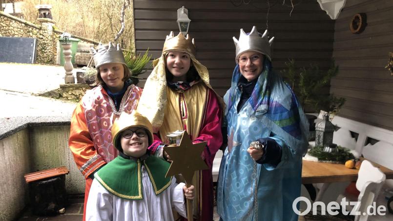 Die Hirschbacher Sternsinger sind trotz ständigen Regens guter Laune. Bild: rrd