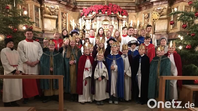 Die Hahnbacher Sternsinger mit Pfarrer Christian Schulz (Mitte) und Mesnerin Rosmarie Rauch (rechts), wollen Segen in alle Wohnungen bringen. Bild: mma