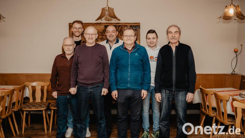 Das Bild zeigt die neu gewählte Vorstandschaft (von links): Peter Hermann, Manuel Schlosser, Gerhard Schlosser, Stefan Kubik, Gottfried Blank, Maxi Ost, Albert Sittl. Nicht auf dem Bild: Matthias Zenger und Herbert Wendl. Bild: Manuel Schlosser/exb
