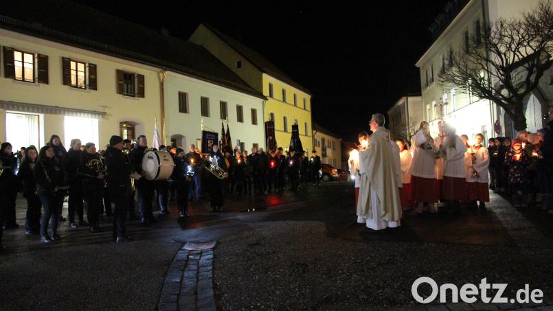 Zum Auftakt der Feier versammeln sich am Unteren Markt Vereine mit ihren Fahnenabordnungen, Bürgermeister mit Stadtrat, die kirchlichen Gremien sowie die Kommunionkinder. Bild: Ferstl/exb