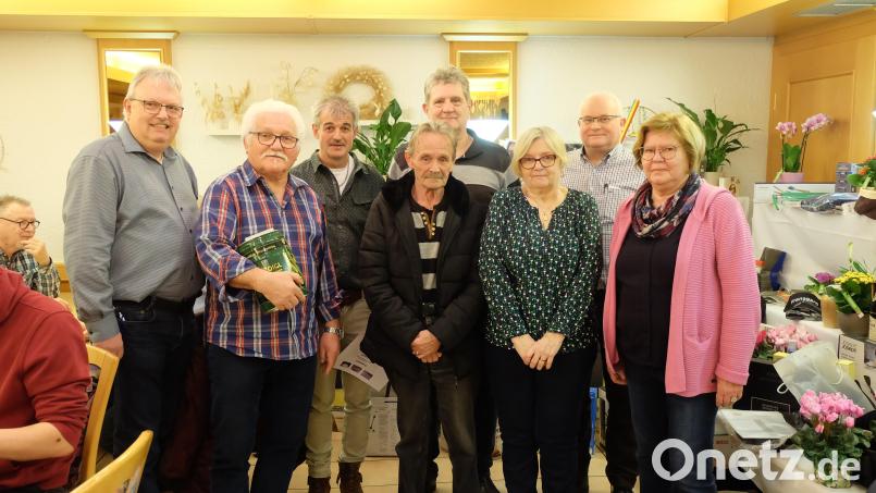 Gabi Messer, die Gewinnerin des Preisschafkopfs (vorne, Zweite von rechts). und die weiteren Bestplatzierten Kartler mit den Verantwortlichen der CSU im Gasthof Riebel. Bild: wlr