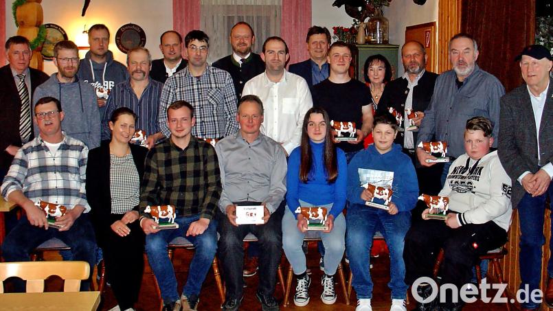 Umfangreich war die Ehrung für verdiente Fleckviehzüchter, die Preise für verschiedene Leistungen ihrer Milchkühe erhielten. Bild: R. Kreuzer