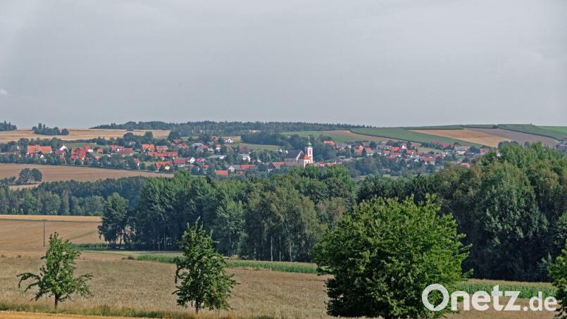 Vom ehemaligen Hochbehälter bei Ottengrün aus bietet sich bei schönem Wetter eine herrliche Panoramaaussicht auf Bad Neualbenreuth. 2023 verzeichnete die Marktgemeinde erstmals seit mehreren Jahren wieder mehr als 100.000 Gästeübernachtungen. Archivbild: tr