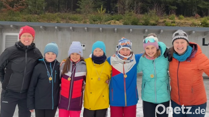 Die Mädchen des Erasmus-Gymnasiums konnten sich gegen alle anderen Oberpfälzer Schulen im Skilanglauf durchsetzen und holten den Titel Oberpfalzmeister. Bild: ero