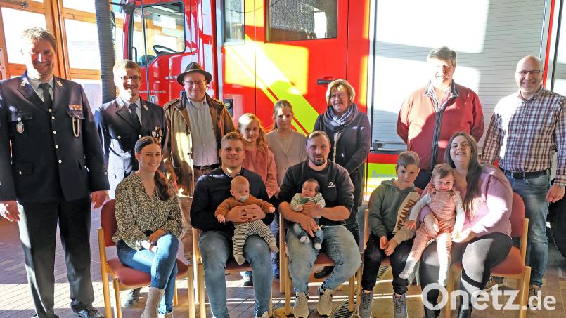 Auch wenn seit der letzten Rauchmelderübergabe nur sechs Neugeborene zu verzeichnen waren, freuten sich die Verantwortlichen von CSU und Feuerwehr, den Familien einen Baustein zur Sicherheit in den eigenen vier Wänden gegeben zu haben. Bild: wlr