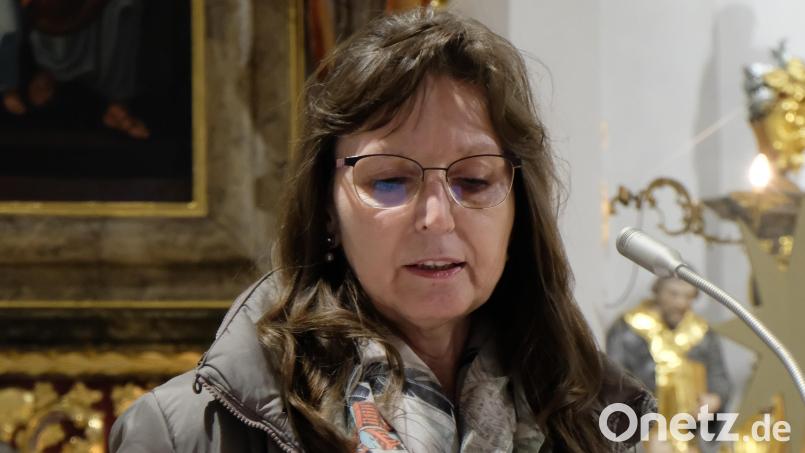 Pfarrgemeinderatssprecherin Elisabeth Lehner gibt im Jahresabschlussgottesdienst an Silvester den Jahresbericht des Gremiums den Kirchenbesuchern zur Kenntnis. Bild: le