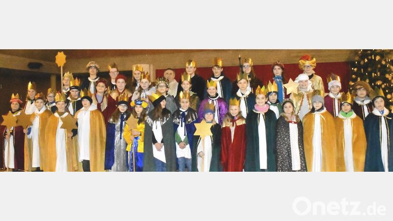 50 Sternsinger werden in den nächsten Tagen die Orte Aschach, Raigering, Immenstetten, Krumbach und die Greßmühle aufsuchen, um Spenden für Kinder in armen Ländern zu sammeln, aber auch den Frieden zu erbitten. Bild: sche