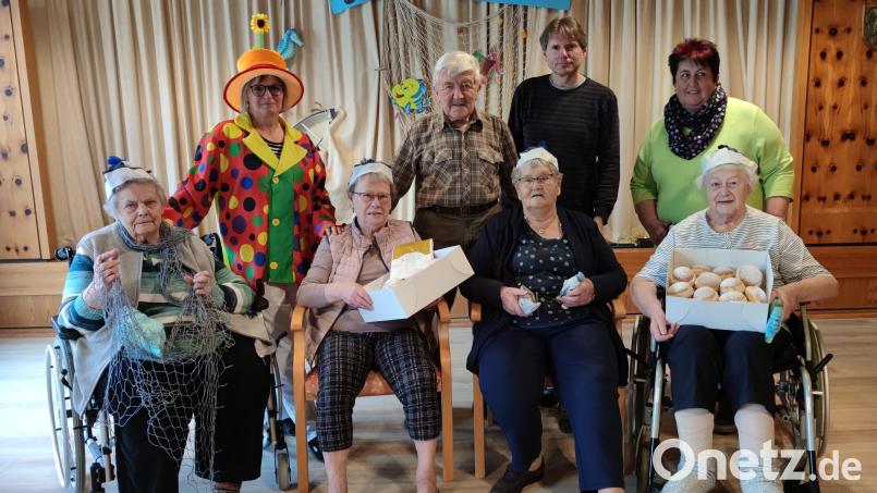 Eine Überraschung in Form von Krapfen gab es für Senioren im Heim St. Martin. Mit im Bild (stehend, von links) Gerontofachkraft Kathrin Dietz, Norbert Fleißner, Heimleiter Bernhard Riedl und Monika Grötsch von „Leben plus“. Bild: Kathrin Dietz/exb
