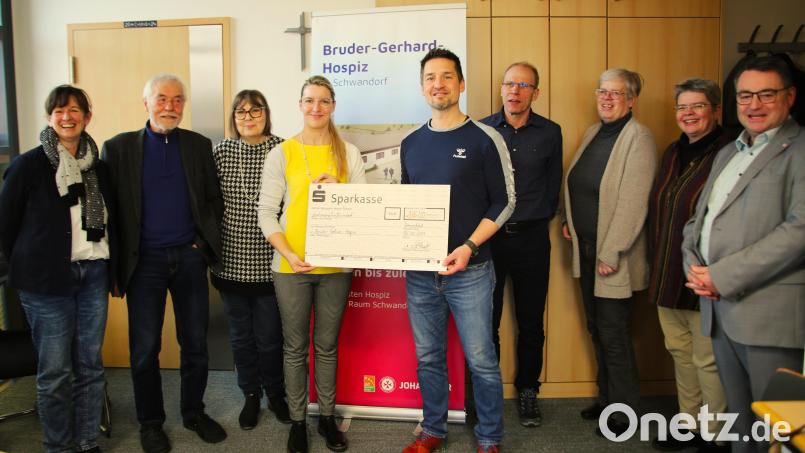 Bei der Spendenübergabe: (von links) Sabine Sudler,(Johanniter-Sachgebietsleiterin Hospize, Manfred Beer, Hospizverein Regensburg, Gisela Pöhler, Vorsitzende Hospizverein Stadt und Landkreis Schwandorf, Katharina Salbeck (Leiterin des Bruder-Gerhard-Hospizes, Lehrer Michael Teplitzky Schulleiter Ludwig Pfeiffer, Konrektorin Christine Paschen, Lehrerin Silke Zettlmeißl und Martin Steinkirchner, Regionalvorstand der Johanniter Ostbayern. Bild: Claudia Fritsch/exb