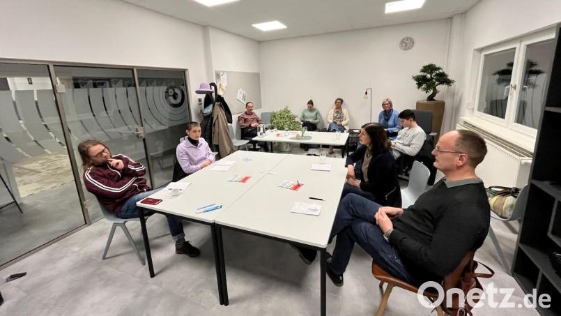 Bereits zum zweiten Mal trafen sich Interessierte und debattierten zu einem vorher ausgelosten Thema in einem klar festgelegten Schema. Bild: Coworkkem/exb