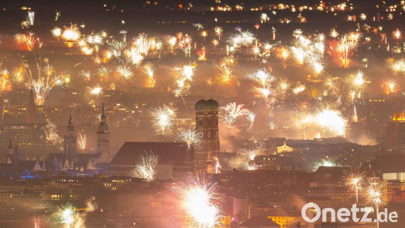 Silvesterfeuerwerk erhellt den Himmel über der Innenstadt. Bild: Lennart Preiss/dpa