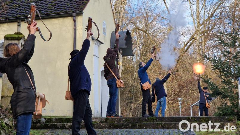 Die Riedener Böllerschützen vom Heimatverein begrüßen das neue Jahr 2024. Bild: mrr