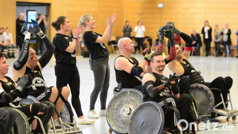 Thorsten Altmann (vorne rechts) und sein Teamkollegen lassen sich vom Publikum in der Schwarzenfelder Sportparkhalle feiern. Bild: ham